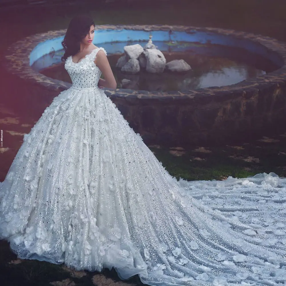 Luxury Dubai Ball Gown Wedding Dress 2018 Bride Dress Shining Beaded Crystal Long White Bride Dress With Flower Romantic White
Luxury Dubai Ball Gown Wedding Dress 2018 Bride Dress Shining Beaded Crystal Long White Bride Dress With Flower Romantic White
