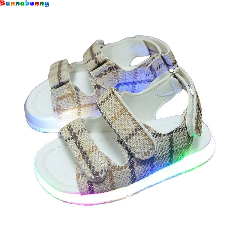 2019 European glowing fashionable girls boys sandals high quality LED lighting children shoes cute Lovely kids toddlers
2019 European glowing fashionable girls boys sandals high quality LED lighting children shoes cute Lovely kids toddlers