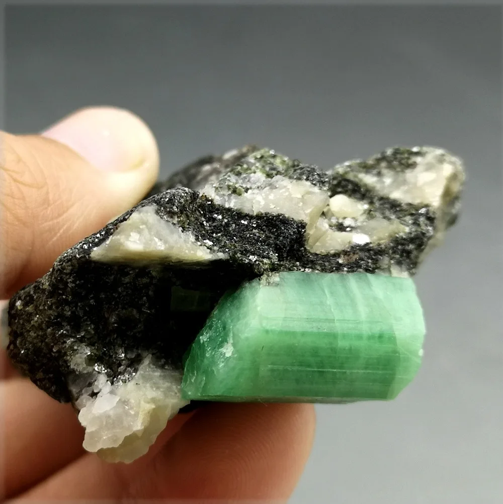 Big! 83g Natural emerald mineral Original Stone crystal teaching specimen stone collection Stone and crystal from China
Big! 83g Natural emerald mineral Original Stone crystal teaching specimen stone collection Stone and crystal from China