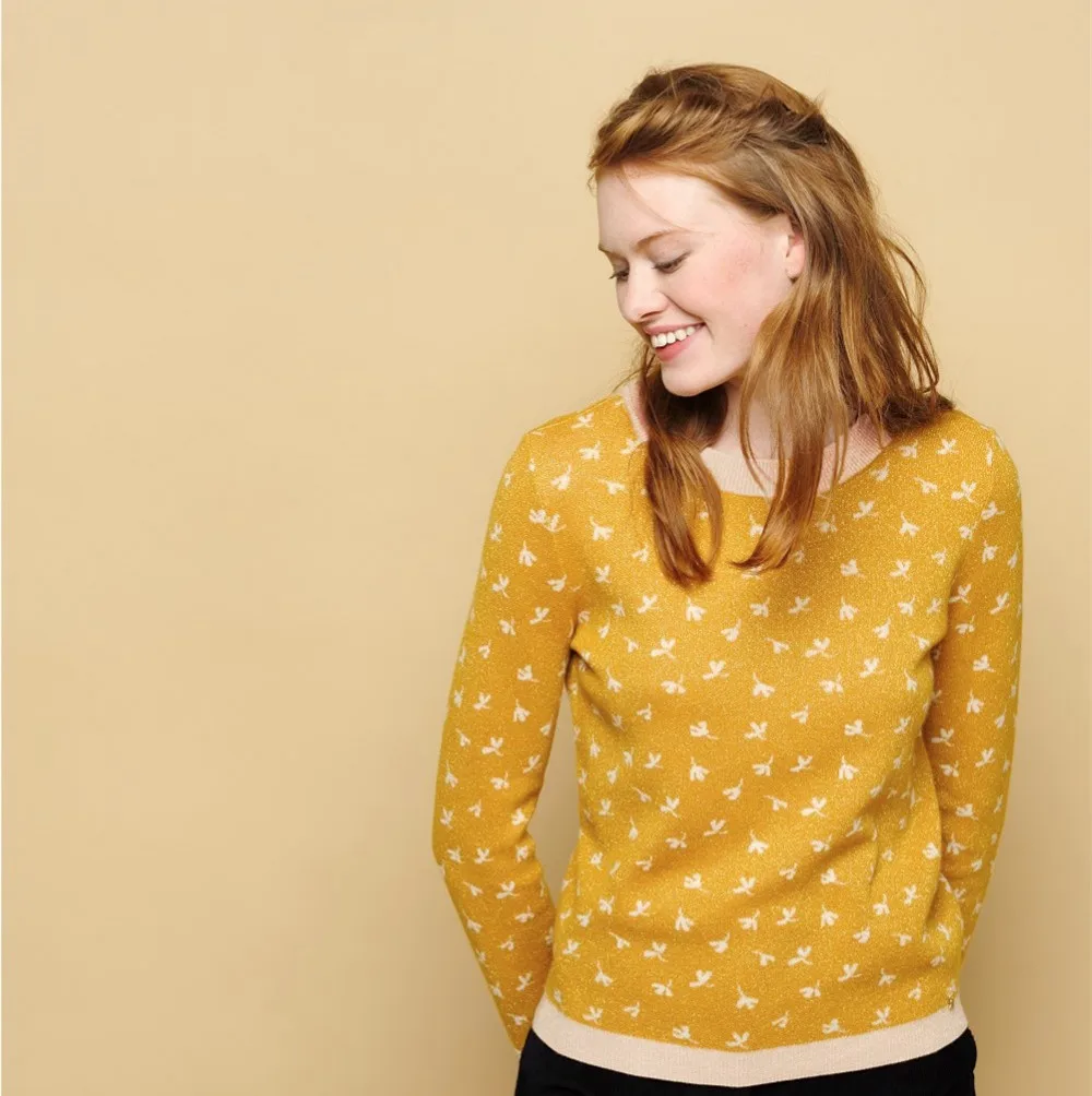 Pull Abigou Safran Wool Women Pullover With Raised Long Sleeves Saffron Merino little ecru flowers and golden Jacquard
Pull Abigou Safran Wool Women Pullover With Raised Long Sleeves Saffron Merino little ecru flowers and golden Jacquard