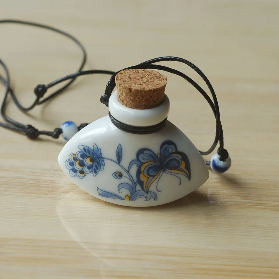 Exquisite and elegant Essential oil diffusers High-grade Ceramics perfume bottles Necklace Pendant A variety of styles F006017
Exquisite and elegant Essential oil diffusers High-grade Ceramics perfume bottles Necklace Pendant A variety of styles F006017