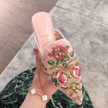 2019 New Spring Woman Slippers Luxury Emboridery Rhinestone Crystal Slides Genuine Leather Suede Women Shoes Pointed Toe Flats
2019 New Spring Woman Slippers Luxury Emboridery Rhinestone Crystal Slides Genuine Leather Suede Women Shoes Pointed Toe Flats