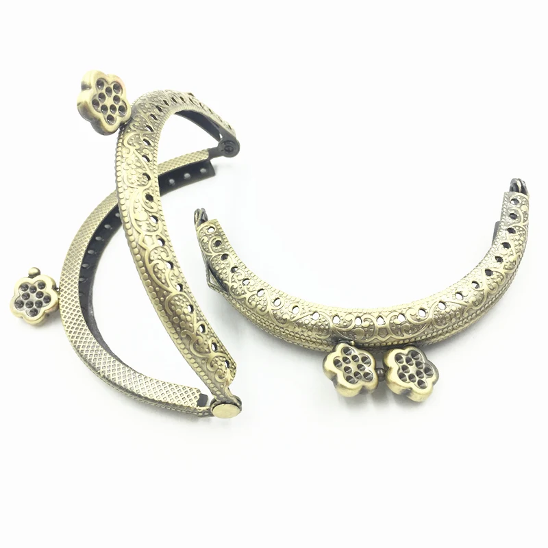 Kiss Clasp Lock Bronze Tone Handbag Handle Metal Purse Frame Arch Floral Pattern Flower Head Luggage Bag Accessories 85mm 10Pcs
Kiss Clasp Lock Bronze Tone Handbag Handle Metal Purse Frame Arch Floral Pattern Flower Head Luggage Bag Accessories 85mm 10Pcs