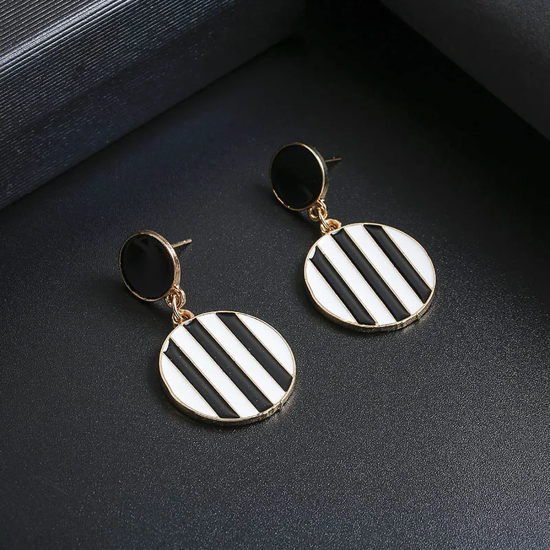 2019 New Fashion black white Stripes dangle Earring simple Circle Statement Drop Earrings For Women Jewelry Earrings
2019 New Fashion black white Stripes dangle Earring simple Circle Statement Drop Earrings For Women Jewelry Earrings