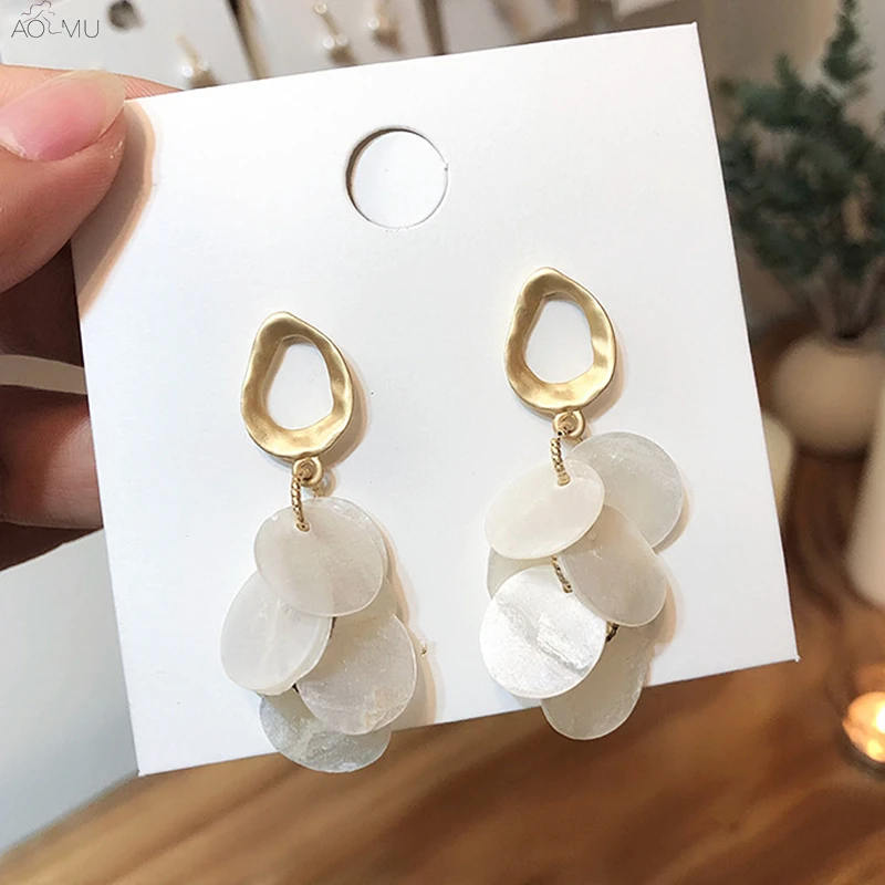 AOMU 2019 Korea Fashion Gold Metal Geometric Round Long Pearl Tassel Shell Drop Earrings for Women Sea Beach Wedding Jewelry
AOMU 2019 Korea Fashion Gold Metal Geometric Round Long Pearl Tassel Shell Drop Earrings for Women Sea Beach Wedding Jewelry