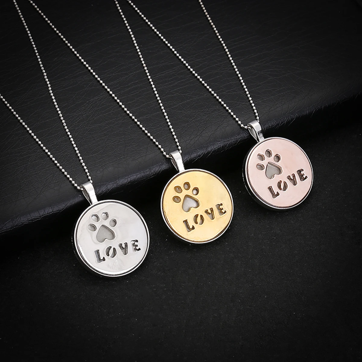 Luminous Necklaces Silver Color Pets Paw Dog Cat Necklace Glowing in Dark Pendant Necklaces Collares Maxi Choker Jewelry
Luminous Necklaces Silver Color Pets Paw Dog Cat Necklace Glowing in Dark Pendant Necklaces Collares Maxi Choker Jewelry