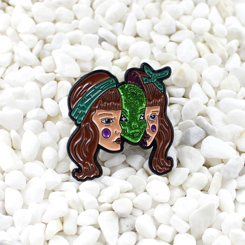 Beautiful woman's head Hiding green aliens Monster's head Exaggerated horror Brooch Cartoon personality badge Halloween gift
Beautiful woman's head Hiding green aliens Monster's head Exaggerated horror Brooch Cartoon personality badge Halloween gift