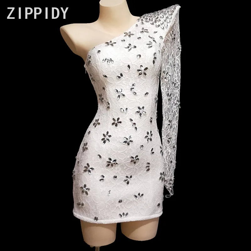 Fashion Shining Silver Rhinestones Dress One-Shoulder White Mesh Sleeve Wear Mini Dress Women Singer Clothes Celebrate Dress
Fashion Shining Silver Rhinestones Dress One-Shoulder White Mesh Sleeve Wear Mini Dress Women Singer Clothes Celebrate Dress