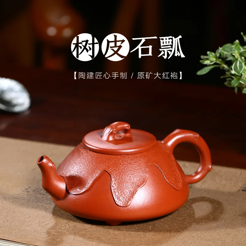 Tao Jianquan, a famous miner in Yixing, is a pure hand-made purple sand teapot with big red robe bark and stone ladle.
Tao Jianquan, a famous miner in Yixing, is a pure hand-made purple sand teapot with big red robe bark and stone ladle.