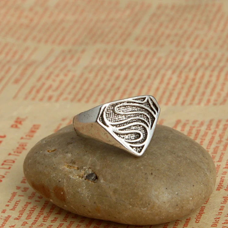 Euro-American Express Trade Explosion Ring Triangular Superman Logo Retro Head Men's and Women's Rings
Euro-American Express Trade Explosion Ring Triangular Superman Logo Retro Head Men's and Women's Rings