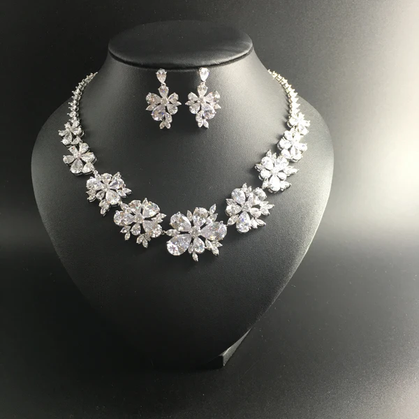 2019 NEW Luxury fashion popular crystal zircon flower necklace earrings sets bride wedding formal dress banquet model jewelry
2019 NEW Luxury fashion popular crystal zircon flower necklace earrings sets bride wedding formal dress banquet model jewelry