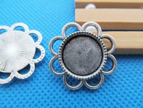 100pcs Antique Silver tone/Antique Bronze Flower Base Setting Pendant Charm/Finding,fit 14mm Round Cabochon/Picture/Cameo
100pcs Antique Silver tone/Antique Bronze Flower Base Setting Pendant Charm/Finding,fit 14mm Round Cabochon/Picture/Cameo