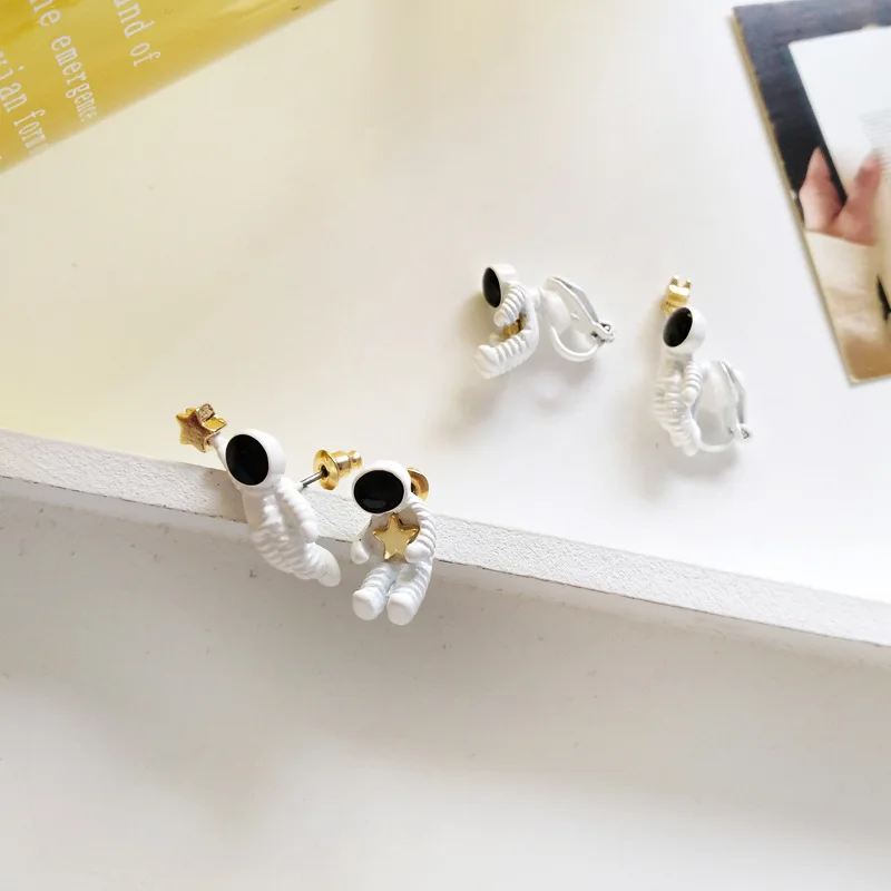 Personality Earrings Cute Hipster Street Shooting Funny Astronaut Earrings Fashion Wild Five-pointed Star Ear Clips
Personality Earrings Cute Hipster Street Shooting Funny Astronaut Earrings Fashion Wild Five-pointed Star Ear Clips