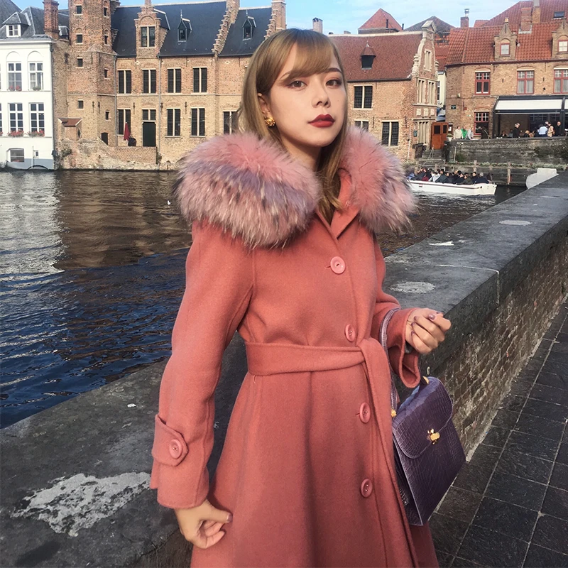 LYNETTE'S CHINOISERIE Autumn Winter Women High Quality Racoon Fur Collar Hooded Elegant Pink 100% Wool Overcoats Outerwear
LYNETTE'S CHINOISERIE Autumn Winter Women High Quality Racoon Fur Collar Hooded Elegant Pink 100% Wool Overcoats Outerwear