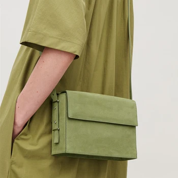 Faux Suede Simple Shoulder Slung Small Square Bag For Ladies Solid Casual Shoulder Bags For Women Minimalist Wind Flap Box Bags
Faux Suede Simple Shoulder Slung Small Square Bag For Ladies Solid Casual Shoulder Bags For Women Minimalist Wind Flap Box Bags