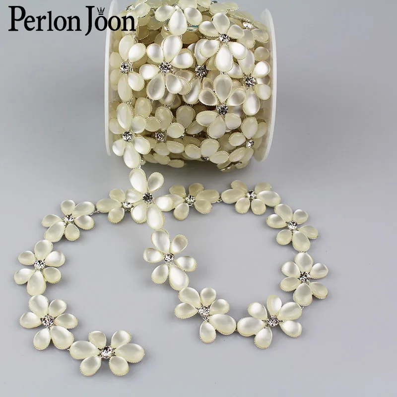 1yard Jelly white resin crystal flower rhinestones trim Ribbon metal chain for dress,bag,shoes accessories ML029
1yard Jelly white resin crystal flower rhinestones trim Ribbon metal chain for dress,bag,shoes accessories ML029