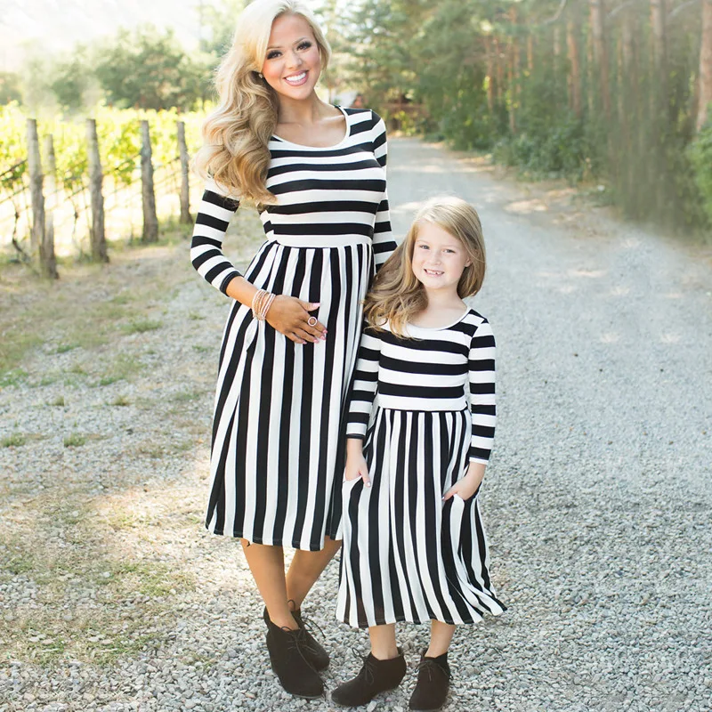 Fashion Mother Daughter Dresses Long Sleeves Black White Strip Dress for Mum Girl Fall Winter Clothing Matching Family Clothing
Fashion Mother Daughter Dresses Long Sleeves Black White Strip Dress for Mum Girl Fall Winter Clothing Matching Family Clothing