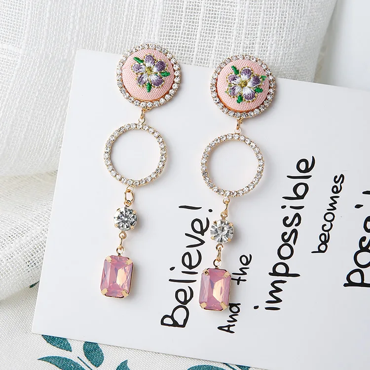 Korean Version of the Retro Embroidery Flowers Inlaid Circle Pink Earrings Female
Korean Version of the Retro Embroidery Flowers Inlaid Circle Pink Earrings Female