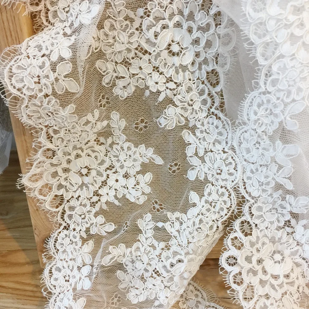 3 yards Lovely French alencon lace trim with hollowed little flower for bridal veil and weddong gown bodice
3 yards Lovely French alencon lace trim with hollowed little flower for bridal veil and weddong gown bodice