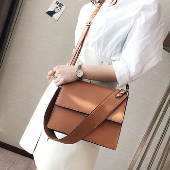 2019 bags women fashion simple commute briefcase summer new small square bag wild shoulder Messenger bag multifunction
2019 bags women fashion simple commute briefcase summer new small square bag wild shoulder Messenger bag multifunction