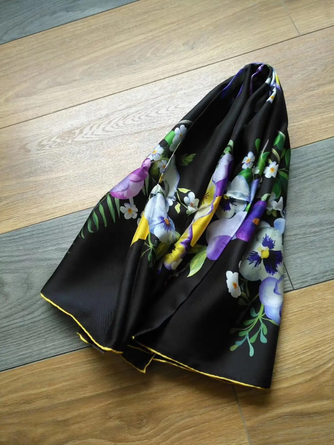 2019 new arrival spring classic flower pattern 100% pure silk scarf twill hand made roll 90*90 cm shawl wrap for women lady
2019 new arrival spring classic flower pattern 100% pure silk scarf twill hand made roll 90*90 cm shawl wrap for women lady