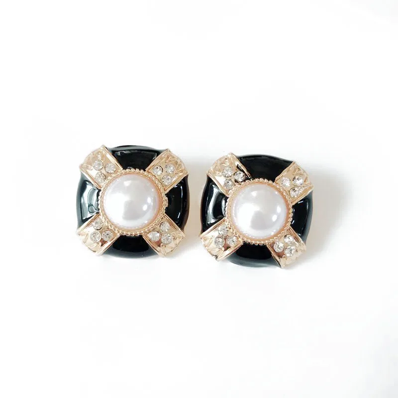 Free Shipping New Square Alloy Black Enamel Crystal Stone Elegant Sweet Pearl Clip Earring
Free Shipping New Square Alloy Black Enamel Crystal Stone Elegant Sweet Pearl Clip Earring