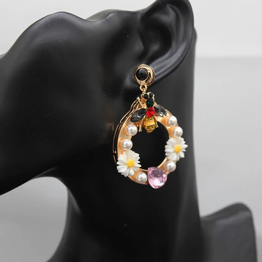 New Baroque pearl bee earrings bee pearl porcelain flower fashion metal ball earrings Party retro with stylish earrings 424
New Baroque pearl bee earrings bee pearl porcelain flower fashion metal ball earrings Party retro with stylish earrings 424