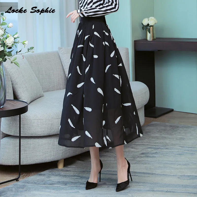 1pcs Hight waist skirts Women's Plus size A-line skirts 2019 Summer Chiffon Feather Embroidery Black Pleated skirt Ladies skirts
1pcs Hight waist skirts Women's Plus size A-line skirts 2019 Summer Chiffon Feather Embroidery Black Pleated skirt Ladies skirts