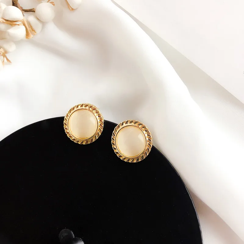 Dominated The new 2019 Rhinestone temperament style restoring ancient ways round contracted joker Women Stud Earrings
Dominated The new 2019 Rhinestone temperament style restoring ancient ways round contracted joker Women Stud Earrings