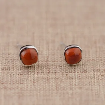 1.4cm*0.6cm women jewelry High quality Southern red natural semi-precious stones south red Onyx Earrings 925 silver Retro style 
1.4cm*0.6cm women jewelry High quality Southern red natural semi-precious stones south red Onyx Earrings 925 silver Retro style
