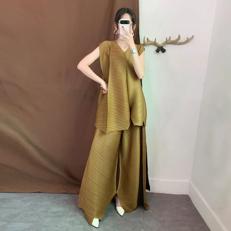 Plus Size Pant Suits 2019 Women's Big Stretch Miyake Pleated V-Neck Loose Irregular Tank Top + Wide Leg Pants For Women 45-80kg
Plus Size Pant Suits 2019 Women's Big Stretch Miyake Pleated V-Neck Loose Irregular Tank Top + Wide Leg Pants For Women 45-80kg