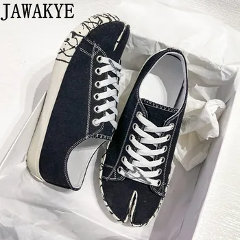 Graffiti Split toe canvas shoes Women Lace-up flat low-top shoes Woman Retro Splashing casual shoes Horseshoe trotters women
Graffiti Split toe canvas shoes Women Lace-up flat low-top shoes Woman Retro Splashing casual shoes Horseshoe trotters women