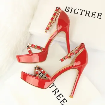 European and American style sexy nightclub high heels super high-heeled patent leather metal rivet word with sandals
European and American style sexy nightclub high heels super high-heeled patent leather metal rivet word with sandals