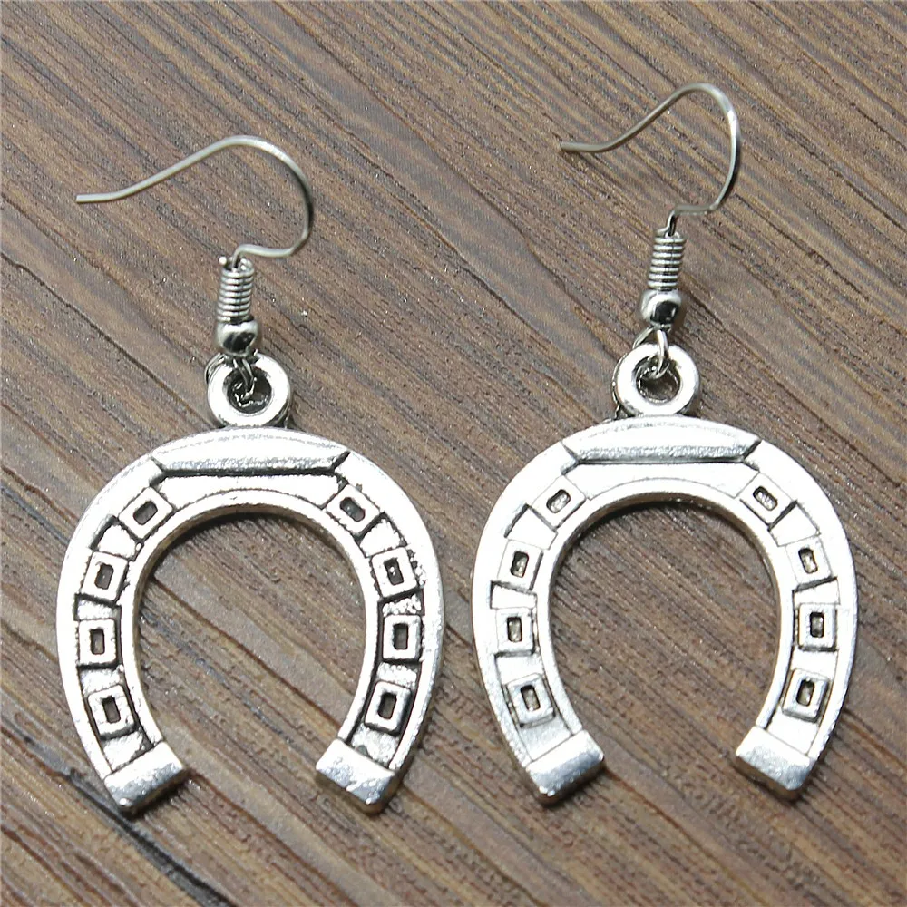 Vintage Women Fashion Drop Earrings Simple 30x24mm Horseshoe Charming Dangle Earrings
Vintage Women Fashion Drop Earrings Simple 30x24mm Horseshoe Charming Dangle Earrings