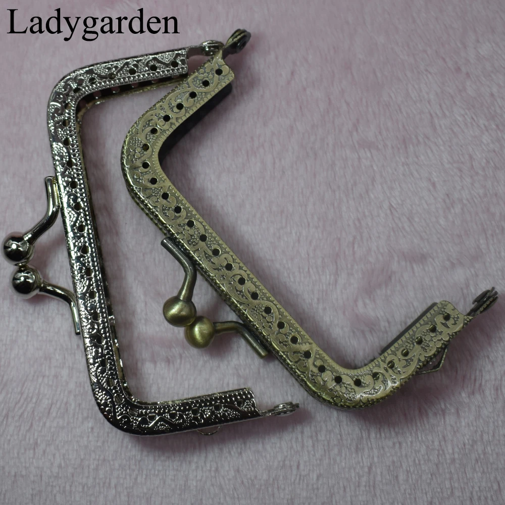Vintage Metal Golden Copper Flower Sewing Handle Clutch Coin Purse Frame Kiss Clasps Arch for Bags DIYLeathercraft Accessories
Vintage Metal Golden Copper Flower Sewing Handle Clutch Coin Purse Frame Kiss Clasps Arch for Bags DIYLeathercraft Accessories