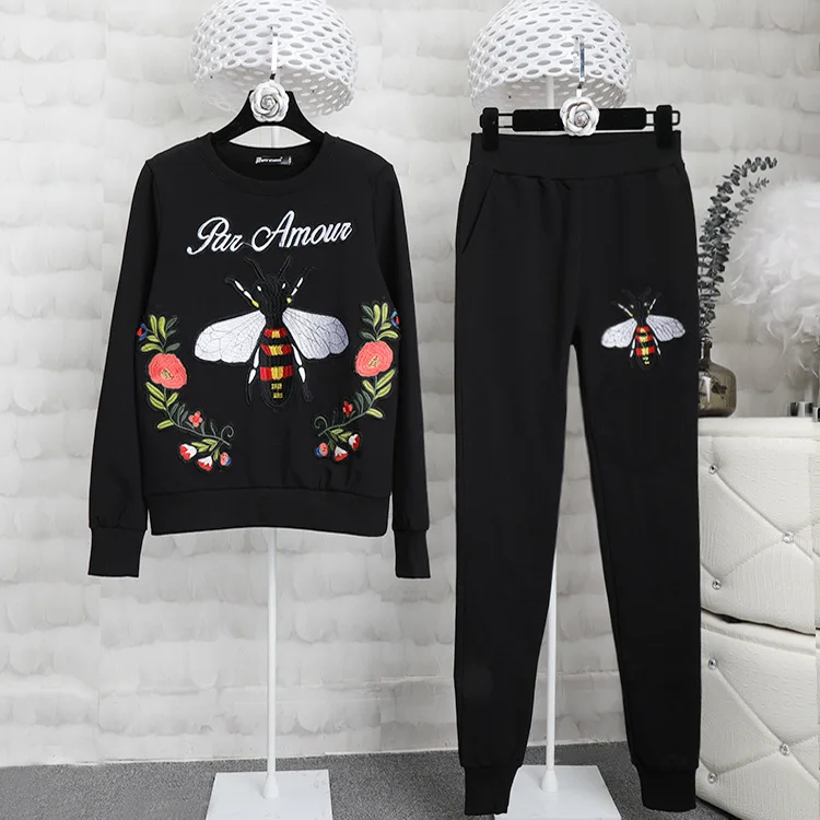 European women's wear 2018 The new winter Long sleeve The bees' embroidered hoodies. + trousers suit
European women's wear 2018 The new winter Long sleeve The bees' embroidered hoodies. + trousers suit