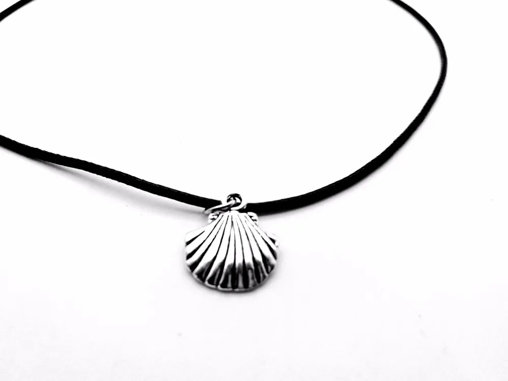 

30PCS Cute Ocean Conch Sea Clam Shell Necklaces Nautical Scallop Seashell Leather Rope Necklaces for Women Beach Party