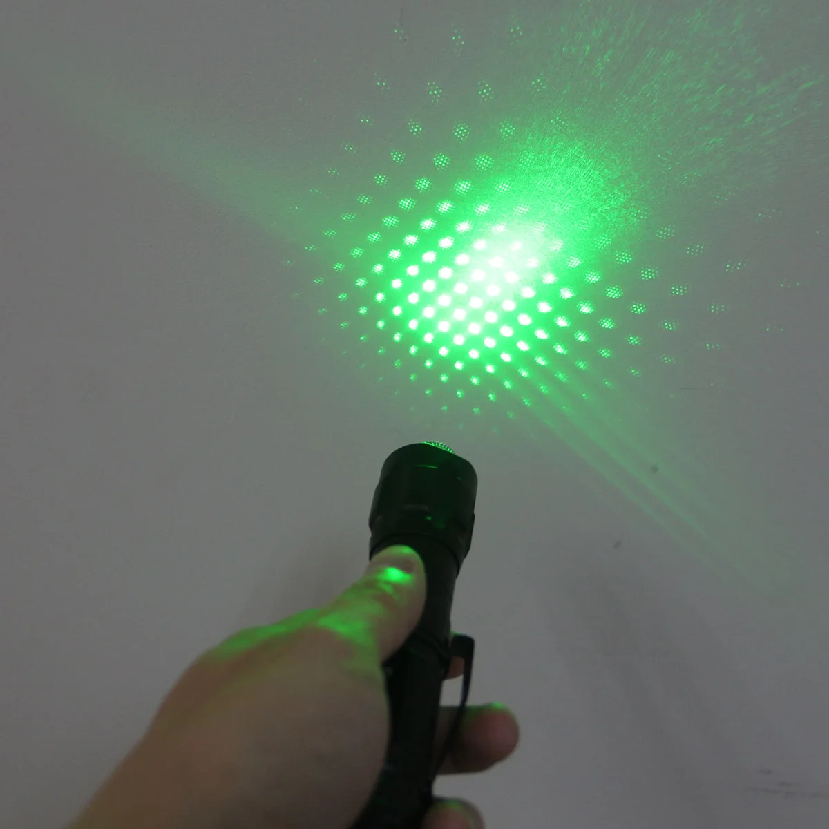 Green laser light 8000 m green light with 5 different and variable light laser pens for PPT display
Green laser light 8000 m green light with 5 different and variable light laser pens for PPT display