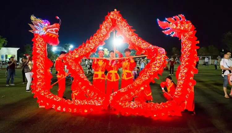 Dragon Dance Costume with LED Lighting Dragon Dancing Equipment New Year Chinese Folk Costumes
Dragon Dance Costume with LED Lighting Dragon Dancing Equipment New Year Chinese Folk Costumes