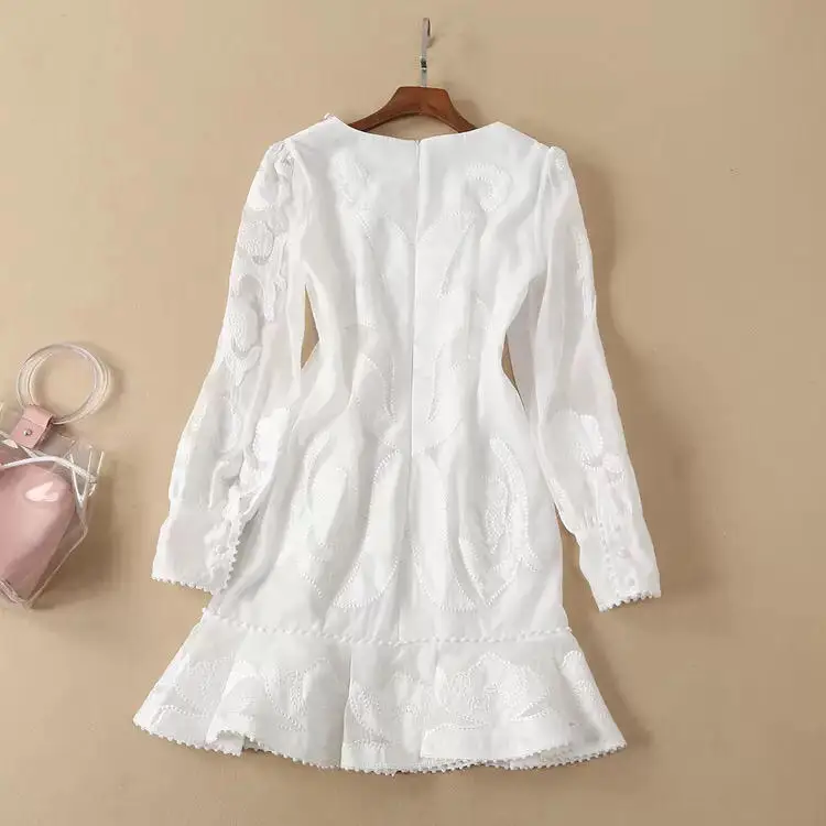 In the summer of 2019 the new v-neck long-sleeve heavy embroidery waist type of temperament in the dress
In the summer of 2019 the new v-neck long-sleeve heavy embroidery waist type of temperament in the dress
