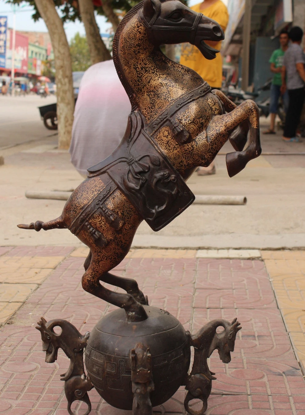 32"Huge Chinese Bronze Gilt Dragon Beast Sucessful Running Safety Horse Statue
32"Huge Chinese Bronze Gilt Dragon Beast Sucessful Running Safety Horse Statue