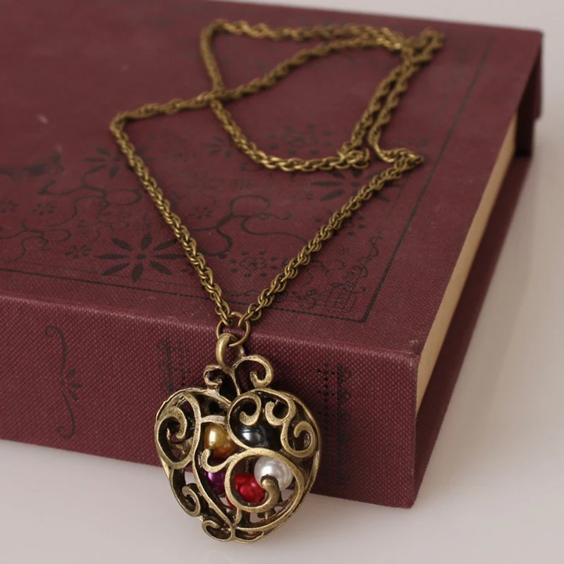 Fashion Creative Hollow Crystal Peach Heart keychain retro Plated Frame Flower Necklace Gold Jewelry Gift Bling heart Pendant
Fashion Creative Hollow Crystal Peach Heart keychain retro Plated Frame Flower Necklace Gold Jewelry Gift Bling heart Pendant