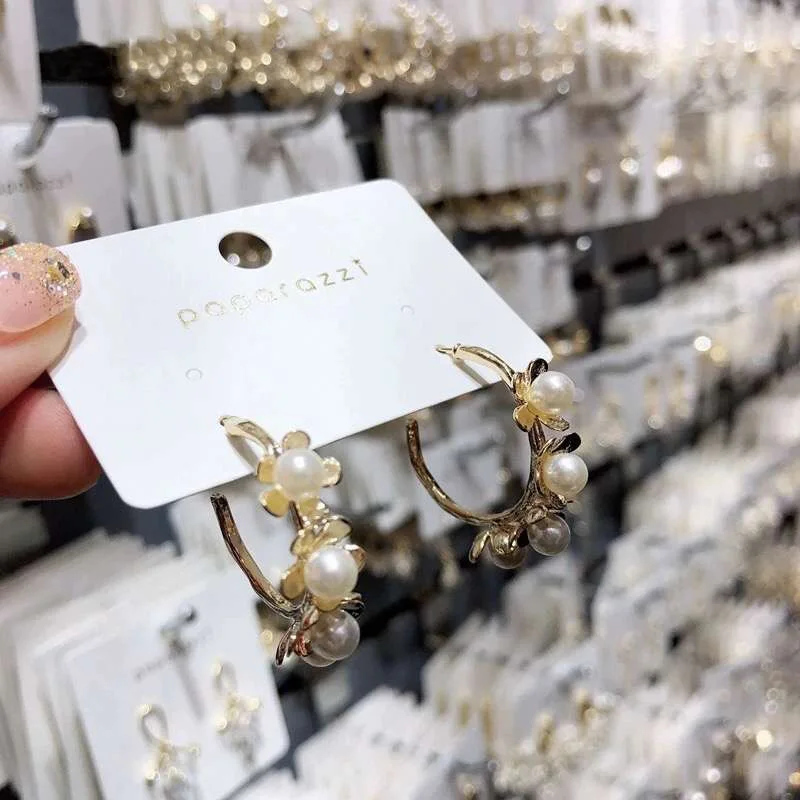 MENGJIQIAO 2019 Korean Elegant Simulated Pearl Flower Hoop Earrings For Women Metal C Shaped Pendientes Jewelry Gifts
MENGJIQIAO 2019 Korean Elegant Simulated Pearl Flower Hoop Earrings For Women Metal C Shaped Pendientes Jewelry Gifts