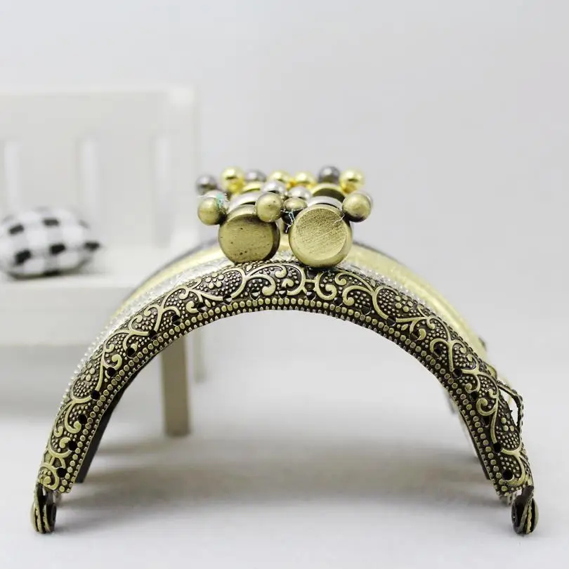 10 pcs/lot 8.5CM High Quality Bear Head Bronze Metal Coining Pattern Purse Frame Kiss Clasp Completed Holes FK53 Free shipping
10 pcs/lot 8.5CM High Quality Bear Head Bronze Metal Coining Pattern Purse Frame Kiss Clasp Completed Holes FK53 Free shipping