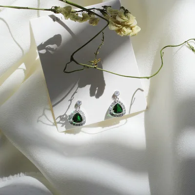 S925 silver needle vintage emerald zircon earrings stud three-dimensional geometric cut temperament versatile earrings pendant
S925 silver needle vintage emerald zircon earrings stud three-dimensional geometric cut temperament versatile earrings pendant
