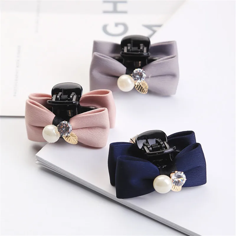 Korean version of the fabric big cloth butterfly pearl crystal knot hair catch simple elegant temperament headdress new 2019
Korean version of the fabric big cloth butterfly pearl crystal knot hair catch simple elegant temperament headdress new 2019
