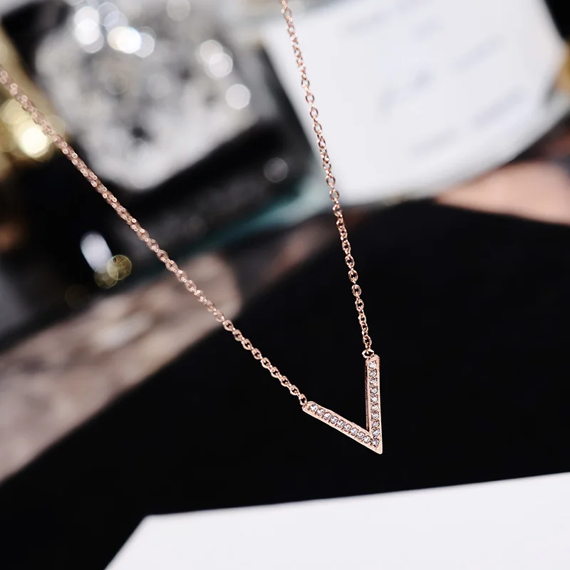 YUN RUO 2019 New Rose Gold Color Letter V Crystal Pendant Necklace Fashion Titanium Steel Jewelry Woman Never Fade Drop Shipping
YUN RUO 2019 New Rose Gold Color Letter V Crystal Pendant Necklace Fashion Titanium Steel Jewelry Woman Never Fade Drop Shipping