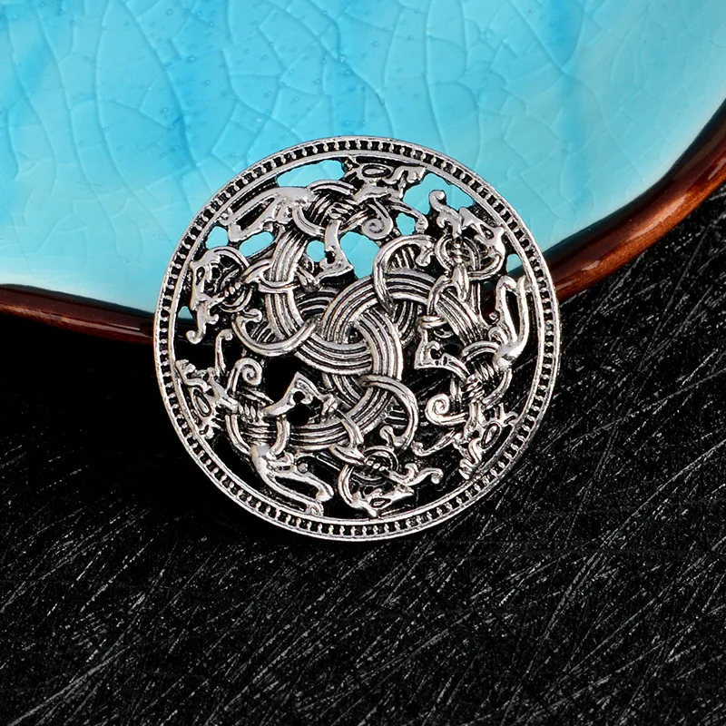 Exquisite Punk Popular elegance Golden silver Brooch Punk dark Denim coat Pin Black Shirt Badge Gifts to Friends Free Delivery
Exquisite Punk Popular elegance Golden silver Brooch Punk dark Denim coat Pin Black Shirt Badge Gifts to Friends Free Delivery