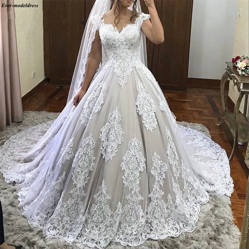 Vintage Saudi Arabic Ball Gowns Wedding Dresses Off The Shoulder Lace Appliques Sweep Train Wedding Gowns Plus Size robe mariee
Vintage Saudi Arabic Ball Gowns Wedding Dresses Off The Shoulder Lace Appliques Sweep Train Wedding Gowns Plus Size robe mariee