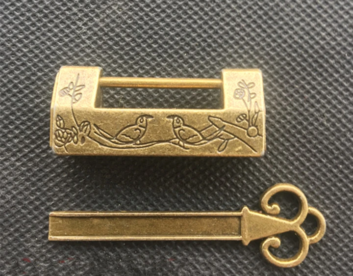 Pure brass, trumpet, magpie plum blossom old-fashioned copper lock, antique collection.
Pure brass, trumpet, magpie plum blossom old-fashioned copper lock, antique collection.